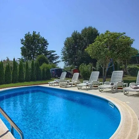 Kristina With Pool Near Pula *